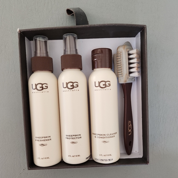 UGG Women's Classic Short Boots + Care Kit size 9 - Picture 8 of 9